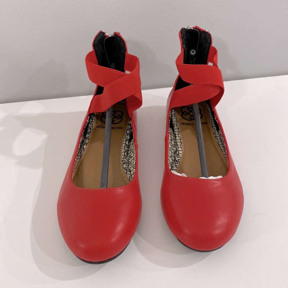 New Women’s Red Daisy Fuentes Size 6.5M Flats